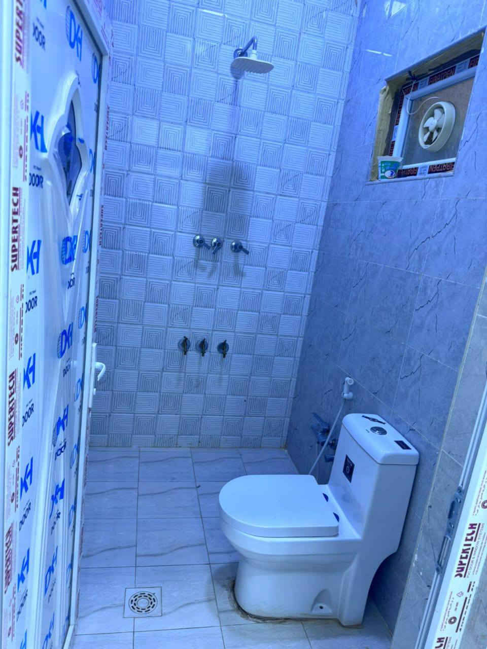 دار للإيجار في الرمادي – الزراعة
خلف كلية تربية بنات

🔹 دار طابق واحد بموقع هادئ ومناسب للعائلة.
🔹 يتكون من:
▪️ استقبال
▪️ صالة
▪️ مطبخ
▪️ غرف نوم عدد 2
▪️ مجموعة صحيات داخلية وخارجية

💰 سعر الإيجار: 450 ألف

للمزيد من التفاصيل يمكنكم زيارة مكتبناا مكتب العين العقار ع شارع 40 مدخل الصوفيه الثانية 

او الاتصال على الارقام التاليه 

***********
***********
***********
