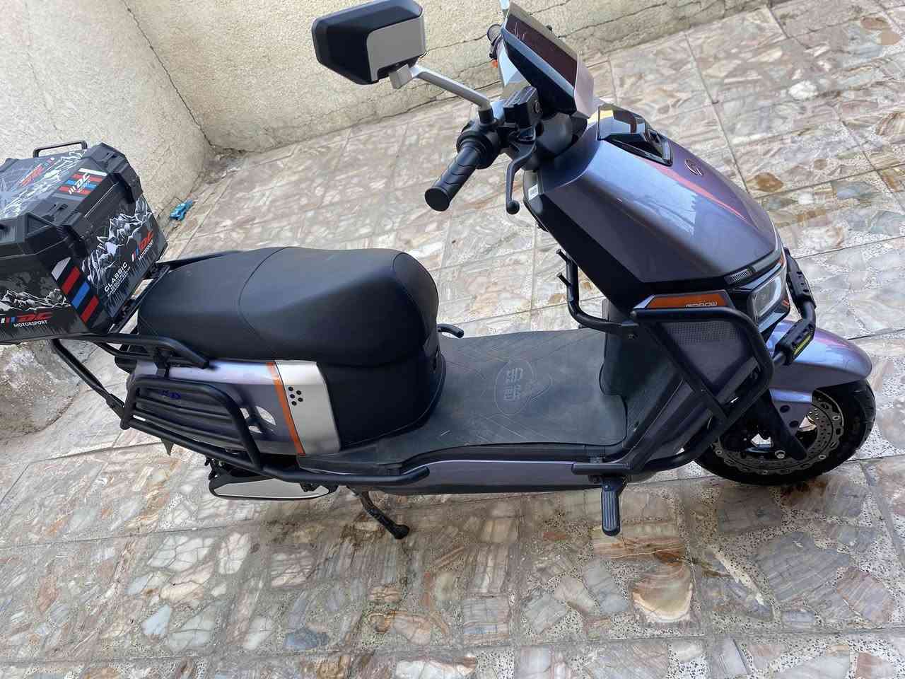 السلام عليكم دراجة شحن ماركة GAROW الدراجة حيل نضيفة اروح بيهة للدوام وارجع 3 سرعات بيهة البريك هايدروليك سرعتها 70-80 بيهة مثبت سرعة ونظام الـ p تشغيل عن بعد بطاريات 6 /44 امبير + درع + صندوگ + خوذة سعرها 800 الف وبيها مجال مكاني الزعفرانية شارع المعهد 
***********
