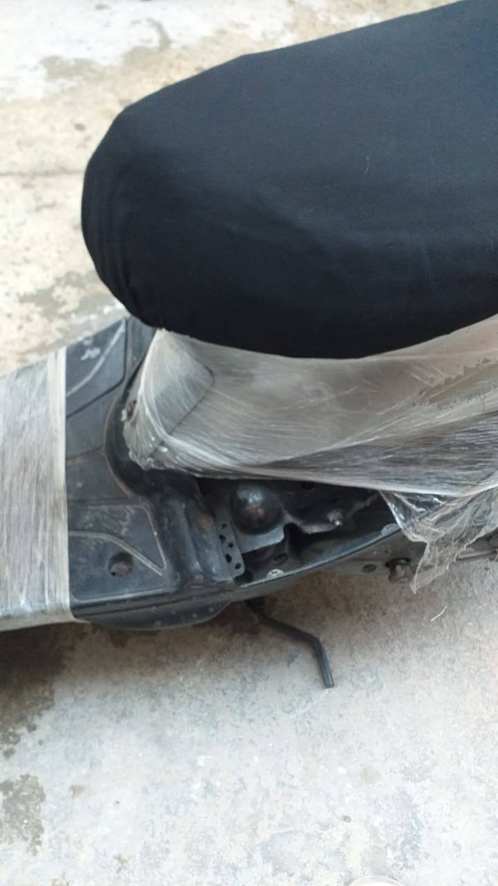السلام عليكم شباب دراجه بيجي ،9 زروف دراجه كامله نكره بكل وقت شغاله سلف و هندر  كامله كله شغاله قفل صندوك و كهربائيات كله اشاير يمنه يسره شغاله شلعه.  معدل نقصه بس كصه و مازده ب للبيع فقط محتاج و جاي ابيع السعر 225 وبيه مجال للشراي عنواني بغداد الصليخ رقمي *********** بريكات شغاله  امامي خلفي تخم تاير جدد
