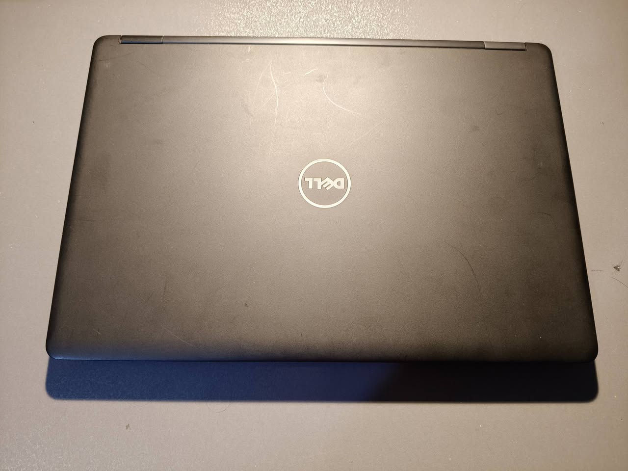 لابتوب dell للبيع
‏سريع واداء عالي ،  مناسب للدراسة والبحوث والتصميم والبرمجة،  وكافة الاعمال المكتبية،  وايضا مناسب للالعاب المتوسطة ✨ 
‏
‏المواصفات التقنية ....
‏المعالج Core i5 7200U الجيل السابع 🔥
‏كرت داخليIntel HD GRAPHICS 4GB 
‏الرام / 8GB DDR4 
‏النخزين / 256GB SSD M.2
‏الشاشة / 14 INCH SCREEN
‏
‏ملحقاته كاملة
‏- شاحنتة الاصلية
‏- ماوس
‏- ماوس باد
‏- حقيبة خاصة
‏
‏السعر: 225 وبيها مجال جداً بسيط 
رقمي : ***********
‏
