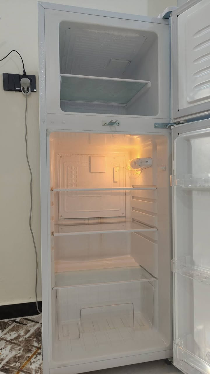 سلام عليكم
للبيع ثلاجة شينون (SHINON)
نوع: بابين (فريزر فوق)
اللون: أبيض
الحالة: نظيفة جداً واستعمال خفيف
التبريد ممتاز وتشتغل بدون أي عطل
إضاءة داخلية شغالة
مع رفوفها كاملة
سبب البيع:  / شراء أكبر)
ثلاجة SHINON حجمها تقريباً:
السعة الكلية (Gross): 285 لتر
10 قدم 
سعر 275وبيها مجال 
 ***********
