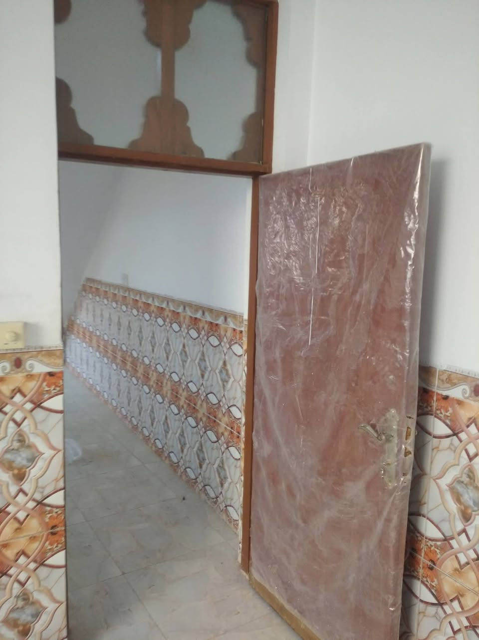 السلام عليكم بيت للايجار بالبكرلي العبوديه بناء حديث البيت كلش حلووه 
 طابقين يحتوي على غرفتين واستقبال وكلدور ومطبخ وصحيات وحمام 
////**************///////
سعر الايجار 325 وبي مجال 
//***********////////////////
للاستفسار مراجعة مكتب عقارات حسين المعموري الكائن في البكرلي قبل جامع سلمان المحمدي 
او الاتصال علىالرقم *********** اخوكم حسين المعموري
