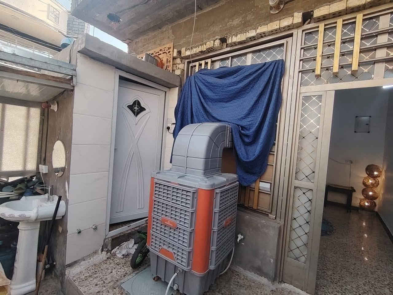 دار سكني تجاري. 
المساحة الكلية ٥٧ متر ركن.
الموقع : الزعفرانية الأربع شوارع.
خلف عمارة 4K للكاميرات.
رزاعي حجي جعفر سند ٢٥ وكالة ام الصورة.
تفاصيل الدار.
طرمة ٤ونص ×٢و٧٥سم.
 تحتوي على تواليت خارجي + مضلة للمغسلة + وغسالة. 
استقبال.
هول حولي.
حمام +تواليت داخلي.
مطبخ حار. +مطبخ بارد.
ترك.
درج كونكريت....
بناء حديث سنة 2025.
طابق واحد فقط.
سعر مناسب.....
للتواصل ***********.
