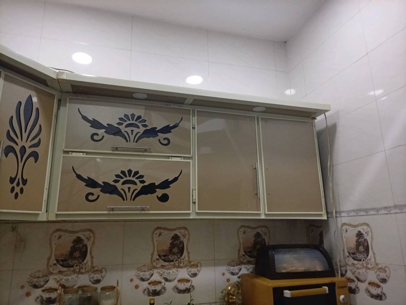 كونتر مرمر البيع و ميز طعام(٤٠ الف)