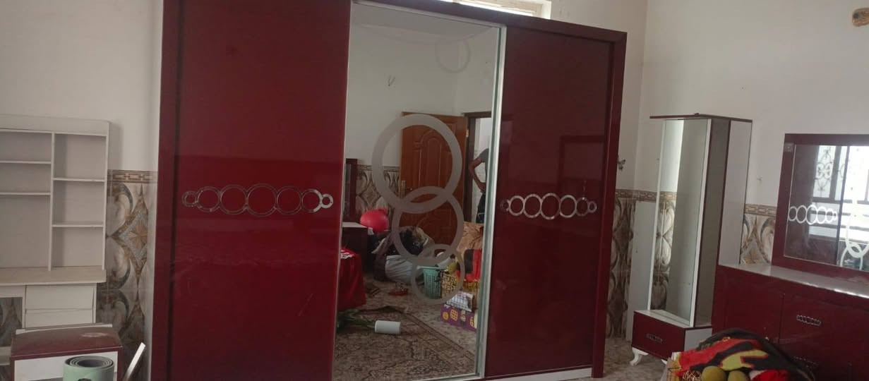السلام عليكم غرفه للبيع مستخدمه نضيفه اي ضرر مابيه فقط واحد ضرر تاج جربايه فقط رايده 350 وبيه مجال مستعجل عليه  ***********  مكاني بغداد
