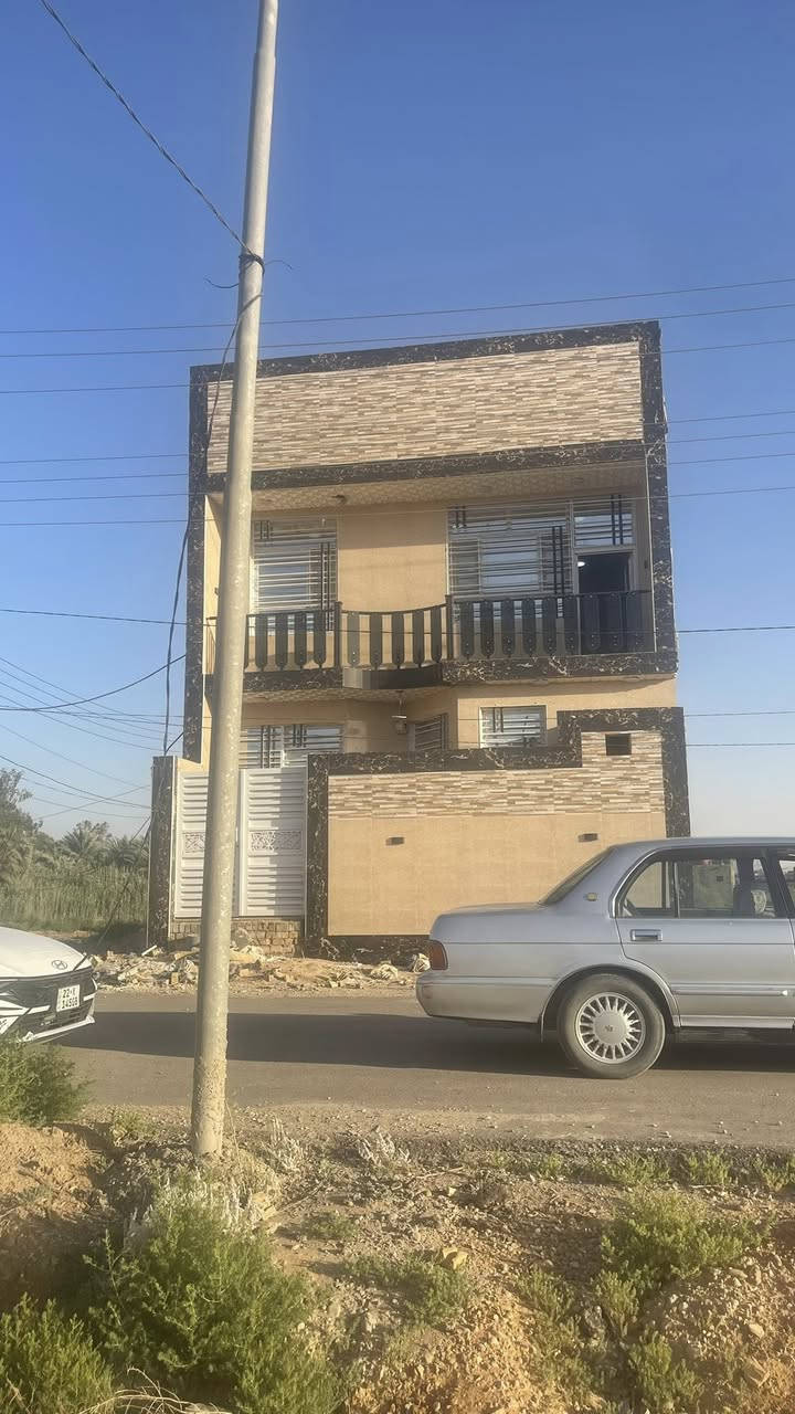 بيت للبيع مساحه 100 متر طابقين يحتوي على ثلاث غرف واستقبال ومطبخ أو صحيات خارجيه وداخليه بناء طابوق كربلاء منطقة الزبيلية قرب شارع رابط /*********** /***********
