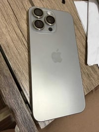 آيفون 15 برو ماكس • بطارية ٩٣٪ • ماستر كارتونه