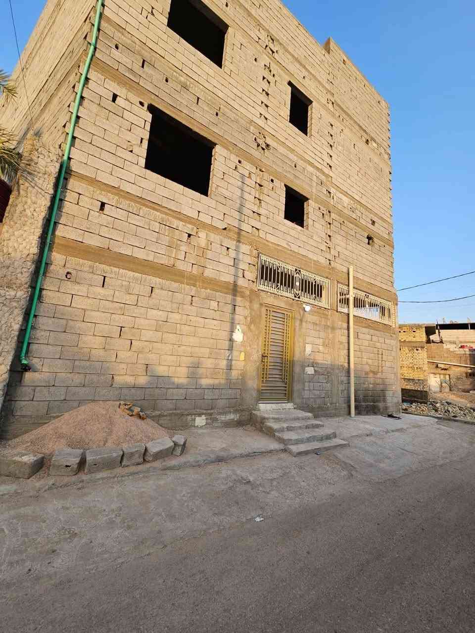 🏢 بناية تجارية للبيع – البصرة / أبي الخصيب / أبو مغيرة
بناية حديثة للبيع بمساحة 200 م²، موقع مميز وقريب من الشارع العام.
📍 الموقع:
ثاني عقار عن الشارع العام الداخلي (السايدين)
البصرة – أبي الخصيب – أبو مغيرة
📄 المستندات:
طابو صرف أرض – تحويل مباشر باسم المشتري
🏗️ تفاصيل البناية:
تتكون من 3 طوابق
بناء جديد
🔹 الطابق الأول (جاهز للسكن):
غرفتا نوم
صالتان
مطبخ
ديوانية
صحيات
كراج
🔹 الطابق الثاني والثالث (يحتاج تشطيب):
كل طابق يحتوي على شقتين
كل شقة تتكون من:
غرفتين
صالة
مطبخ
صحيات
✅ مناسبة للاستثمار أو السكن مع عائد تجاري ممتاز
📞 للاستفسار: *********** البصرة, العراق
