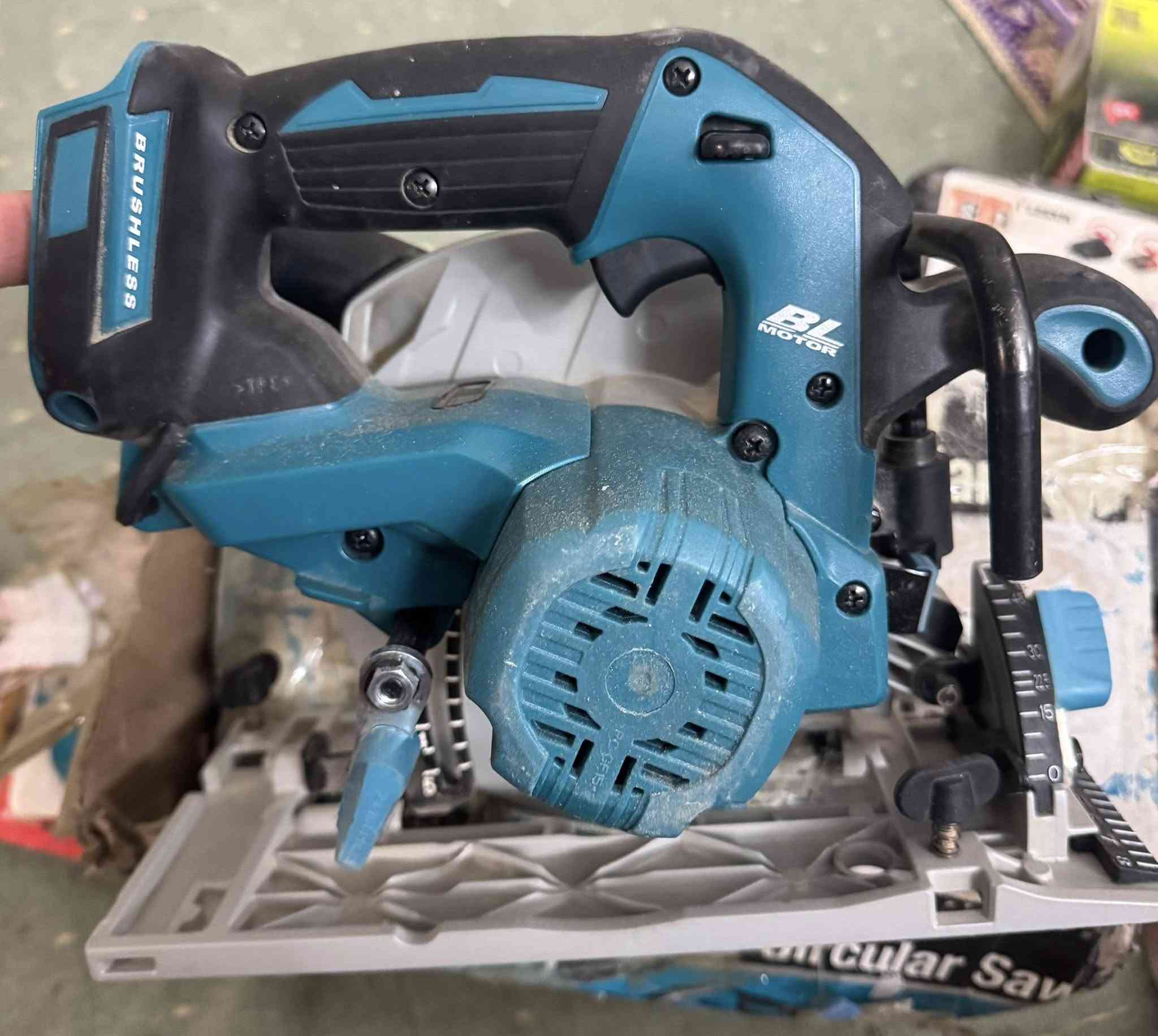 السلام عليكم من رخصة ادارة الكروب
كتر قرصي ميلوكي فارغ فحم 
منشار ترددي روبي جديد فارغ 
كوسرة سيراميك ورخام وركس 
تيغ منشار تردد ماكتا

توصيل موجود
 ***********
