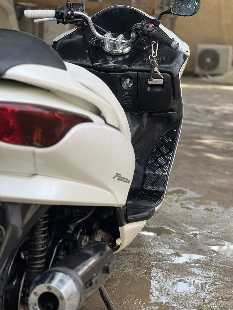 سلام عليكم اخوان فورزه 08 للبيع لون موديل 2008ابيض محرك 250cc عميه بلاد دراجه خير من الله كامله ما بيها اي نقض غير جاملغ الكدام ول دوشمه  ول باقي ما بيهاي اي شي معدل 120 ناعمه محرك ما مفتوح تخم تاير جديد ستوني مسويلها ادامه ول كفر نضافه 75‎%‎شوفت عينك مثل ما موضح بل صوره اوراق كامله سعرها (مليون وميتين ) 1,200 وبيها مجال للتواصل متواجد 24ساعه *********** مكاني الديوانيه الحمزه الشرقي
