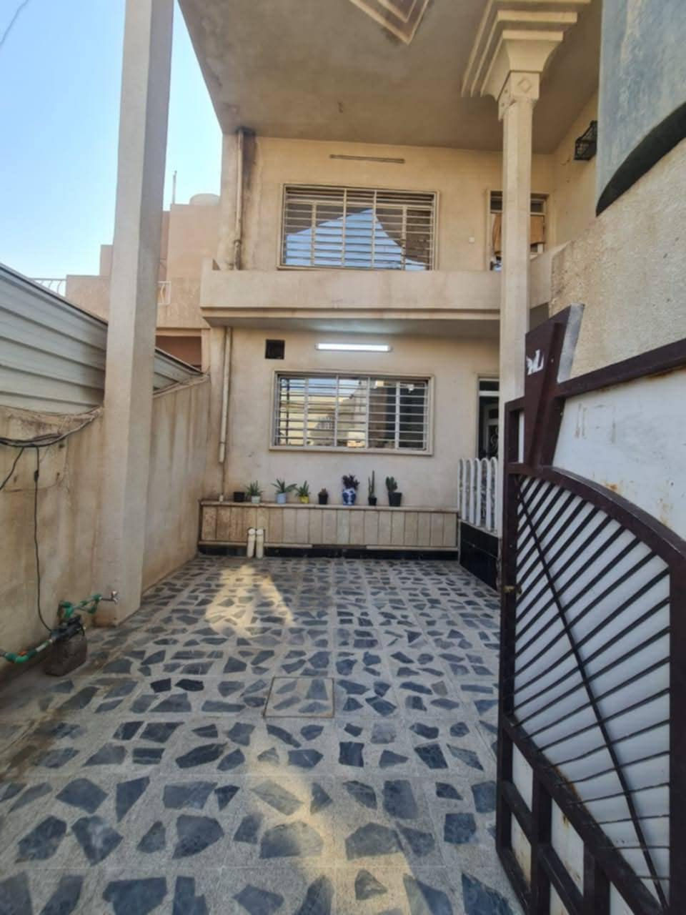 🛑عروض مكتب (العلاف)) لتجارة العقارات 🌟
🏠دار للبيع مساحة 200 متر الواجهة 10 متر ✨
🛑طابقين بناء حديث 2012💥
1️⃣الطابق الاول : غرفتين نوم + هول + استقبال + مطبخ كراج + حديقة 🌳+ صحيات 🚾
2️⃣الطابق الثاني : أربعة غرفة نوم + هول + بلكونة + مخزن + صحيات 🚾
📄سند سكني ملك صرف / شرط القرآر التمليك والتحويل 
❌لانتعامل برفع سعر العقار عن سعرة الآصلي نجمع البايع بالمشتري مباشرتأ _ لا نوقف البيعة بخلاف عن الدالية 
🛑موقع مميز جدا 💥
🌍الموقع / الكندي الاولى قرب (( متوسطة الإبداع للبنين )) 🏭
🛑يقع على شارع تبليط 12 متر 💥
للاستفسار 
⏮️مراجعة مكتب العلاف لتجارة العقارات 🌟
أو الاتصال 
☎️ أسيا ***********
أو
 ☎️ كورك ***********
⏪️مع العلاف للعقار استثمارك في آمان ⭐️
🌐عنوان المكتب / الموصل _ حي الزراعي قرب جسر السويس 🔥
📌نستقبل عقاراتكم وطلباتكم العقارية .
