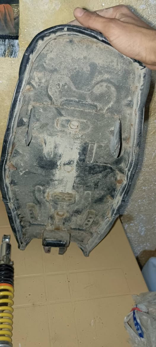 سعر.........
الاوراق 50الف 
الخوذه35الف 
الجنطه10الف
التانكي على 10الف
الدبل 10الف 
الكشن 10الف
.....................
اوراق بارت موديل  21
جنطه لحمل المستمسكات
خوذه اسود طافي مبطنه وتحتوي على فتحتين تهويه ولد خلفي 4درجات مثل ماموضح بالفيد
تانكي نامه اصفر +موشم الموشم مثل ماشوفون كدامكم بي خسفتين وحده من فوك والثانيه صفح 
دبل خلفي نامه للاتصال أو الاستفسار ***********متواجد واتساب
