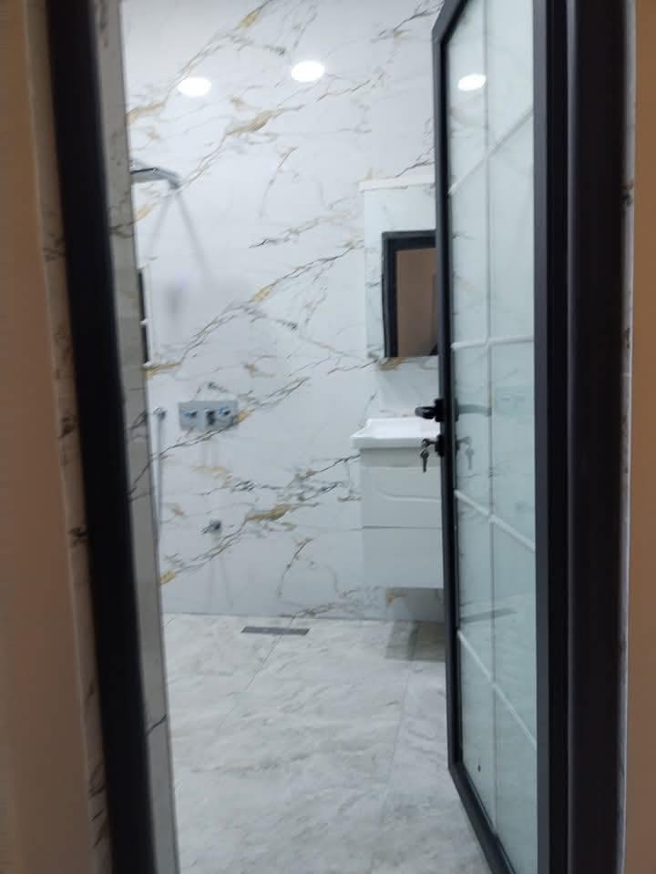 إعلان رقم ٨١٣

تُعلن الظلال العقارية عن توفر دار حديث للبيع في محافظة كربلاء – منطقة الجمعية.

مواصفات الدار:
 • المساحة: ١٢٠ م²
 • سند: واحد مستقل (طابو صرف)
 • البناء: حديث – سنة ٢٠٢٥
 • عدد الطوابق: طابقان
 • الواجهة: ٨ م
 • النزال: ١٥ م
 • عرض الفرع: ١٥ م
 • الاستعمال: سكني
 • البيع: نقداً أو مراوس بعقار سكني أقل قيمة

للاستفسار والاتصال 
*********** 
0788318777
***********
او زيار موقعنا

📍 العنوان: كربلاء – حي الحسين – شارع المصلحة
