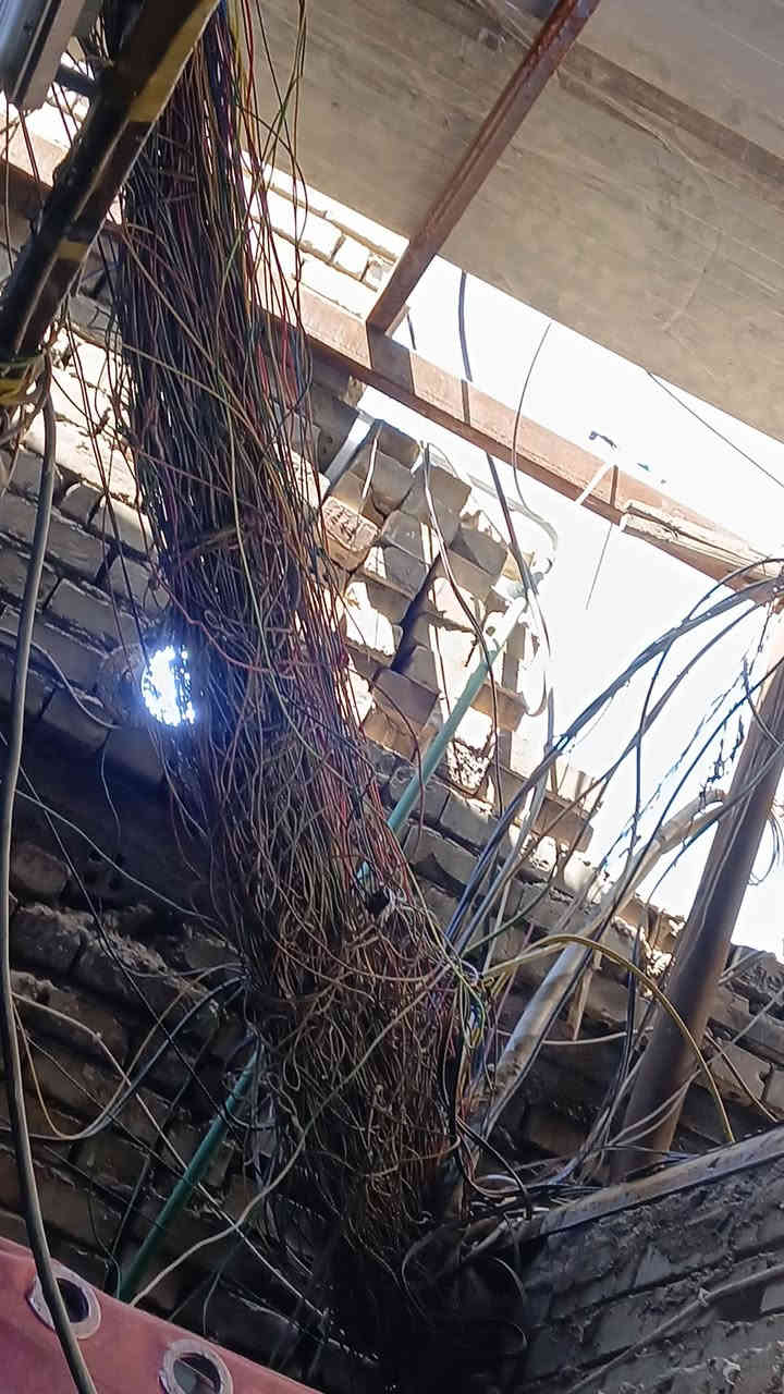 وترتيب الوايرات الشغالة حسب رغبات صاحب الموقع 

واي قطع نتحمل كافة المسولية وكال هاذة مجانن مقابل الوايرات المتروكة فقط كادر كامل ***********
