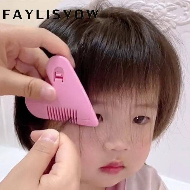 ✨ مشط وشفرة لقص وتخفيف الشعر بتصميم يدوي مميز على شكل قلب Hair cutting comb

✅ الاستخدامات الأساسية:-
العناية الشخصية وتشذيب المناطق الحساسة: يُستخدم لترتيب وتقصير الشعر في منطقة البيكيني والمناطق الحساسة بأمان وسهولة.

قص غُرّة الشعر (القذلة): أداة ممتازة لقص وترتيب غُرّة شعر النساء والفتيات في المنزل بشكل متساوٍ.
تخفيف الشعر وإزالة الأطراف المتقصفة: يتميز بوجود شفرة داخلية مزدوجة تساعد على تخفيف كثافة الشعر الكثيف والتخلص من التقصف دون الحاجة لزيارة صالونات التجميل.
قص شعر الأطفال: تصميمه الآمن يجعل منه خياراً مناسباً لقص شعر الأطفال والرضع دون الخوف من جرح بشرتهم. 

#shopping
#fashion
#fyp
#توصيل_العراق
#اكسبلورexplore


**إذا كنت صاحب هذا الإعلان وتريد حذفه لأي سبب، رجاءا أرسل رسالة إلى الدعم الفني**