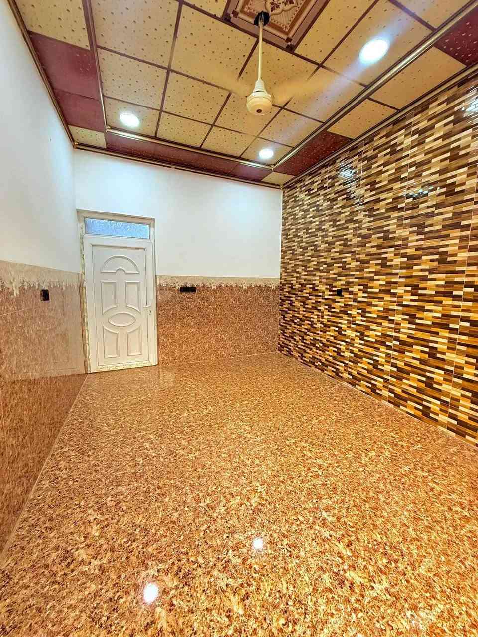 بيت 🏠 للبيع  مساحة 125 متر حي الانتصار شارع 60 مقابل المستوصف المربع الذهبي  بيت فول فول سند طابو الزهور يتكون من غرفتين وهول ومطبخ وصحيات  (السعر 80 وبي مجال) للاستفسار والطلب اتصل على الارقام التالية  
*********** واتساب✅                  ***********.   واتساب ✅
