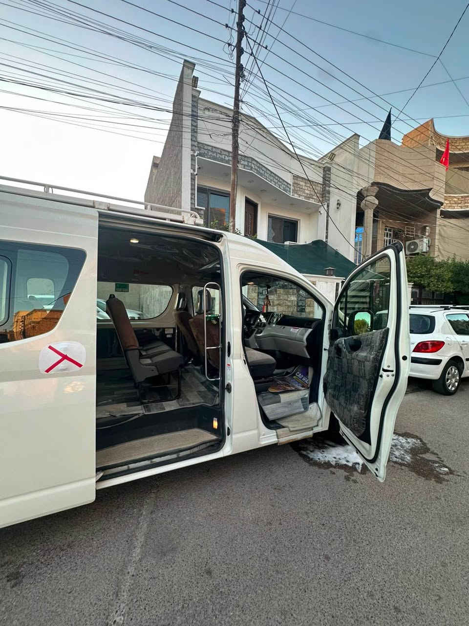 تيوتا كيه هايسه 
الموديل 2022
الممشه 71
مكفوله سياره جديده واحلا من الصور 
رقم بغداد باسمي
نص مواصفات 
باب كهربائي
السياره عليها درع خلفي 
وسيبايه درجه اولى 
مغلف الدواخل بل كامل فوك البلادي للحفاض فقط
مكان السياره بغداد حي الجهاد  
الرقم *********** بغداد, العراق
