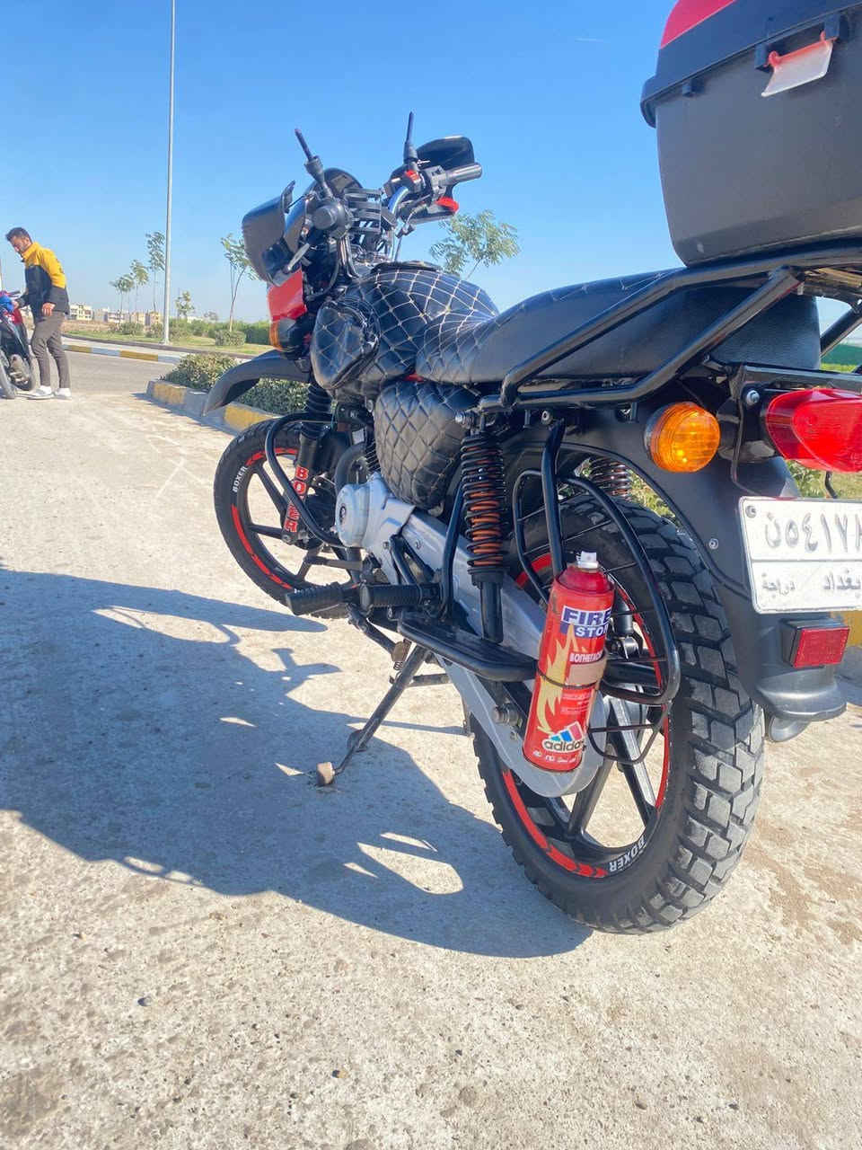 السلام عليكم دراجه بوكسر موديل ٢٣مرقم لوحه وسنويه دراجه بعده جديده مكفوله من كلشي متصرف عليه ربع خير من الله 
السعر ٢٤٠٠ الدراجه ممشتغله دلفري 
مكاني بغداد 
***********
