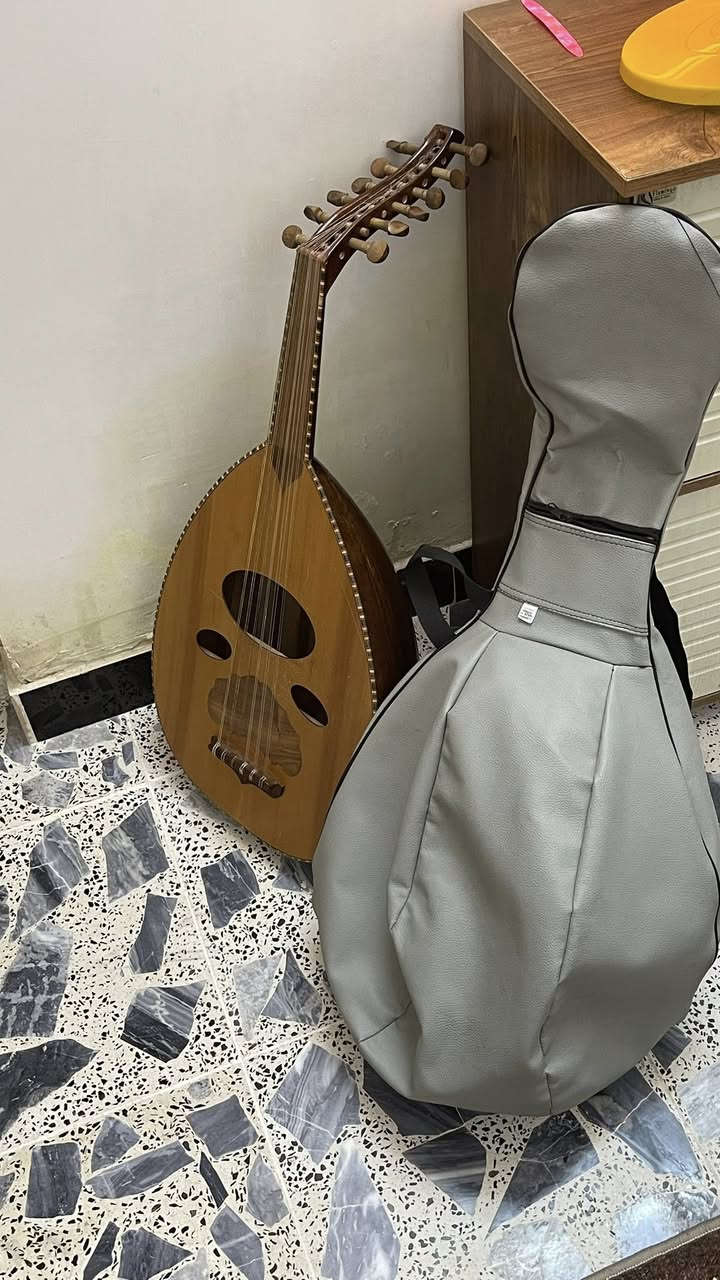 عود عراقي صناعه سوريه جديد  مابي إي نقص او خدش ويا ريشه و جنطه يعني عود كامل وجديد
للاستفسار اتصال او اتساب *********** 
السعر:200فقط
