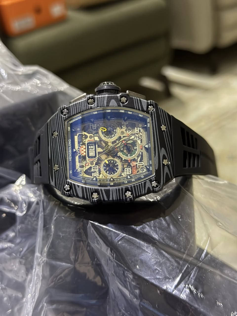 ساعة من ماركة HENGBOLONG
تصميم فخم 

تصميم: فخم رياضي (Octagon / مستطيل منحني)
 • 🧱 الهيكل: بلاستيك + معدن خفيف
 • 🔩 البراغي الظاهرة: للزينة فقط (ستايل)
    • 🪢 السوار : مطاط Rubber Strap
    •      ⚙️ الحركة: أوتوماتيك 

ملاحظة // هناك ضرر بسيط في الزجاج الخلفي بسبب النقل و هو غير مؤثر 

السعر 40,000 دينار 
يتوفر توفير توصيل لجميع المحافظات


**إذا كنت صاحب هذا الإعلان وتريد حذفه لأي سبب، رجاءا أرسل رسالة إلى الدعم الفني**