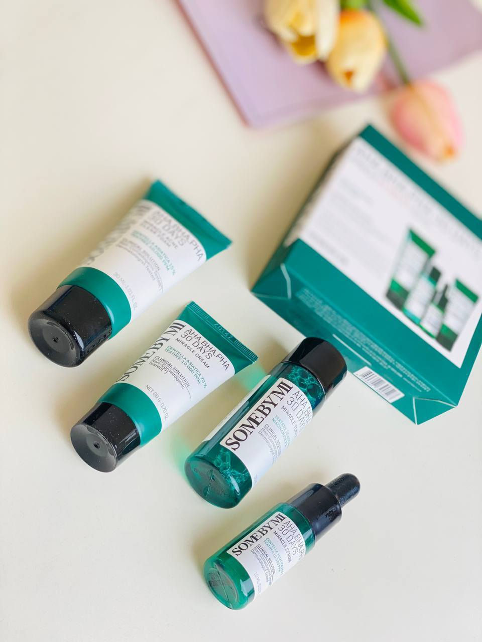 مجموعة المعجزة AHA BHA PHA 30 Days Miracle AC SOS Kit" من العلامة التجارية الكورية 🇰🇷"سوم باي مي" (SOME BY MI).
تُعد المجموعة حلاً متكاملاً للعناية بالبشرة المعرضة لحب الشباب والمشاكل الجلدية. 

تحتوي على أحماض التقشير AHA و BHA و PHA التي تعمل على إزالة الخلايا الميتة وتنظيف المسام بعمق. 

تساعد المجموعة في علاج حب الشباب، تقليص المسام الواسعة، وإزالة الرؤوس السوداء والبيضاء. 

تتكون المجموعة من أربعة منتجات بأحجام تجريبية: غسول، تونر، سيروم، وكريم. 
يوجد توصيل لجميع محافظات العراق #الاصلي


**إذا كنت صاحب هذا الإعلان وتريد حذفه لأي سبب، رجاءا أرسل رسالة إلى الدعم الفني**