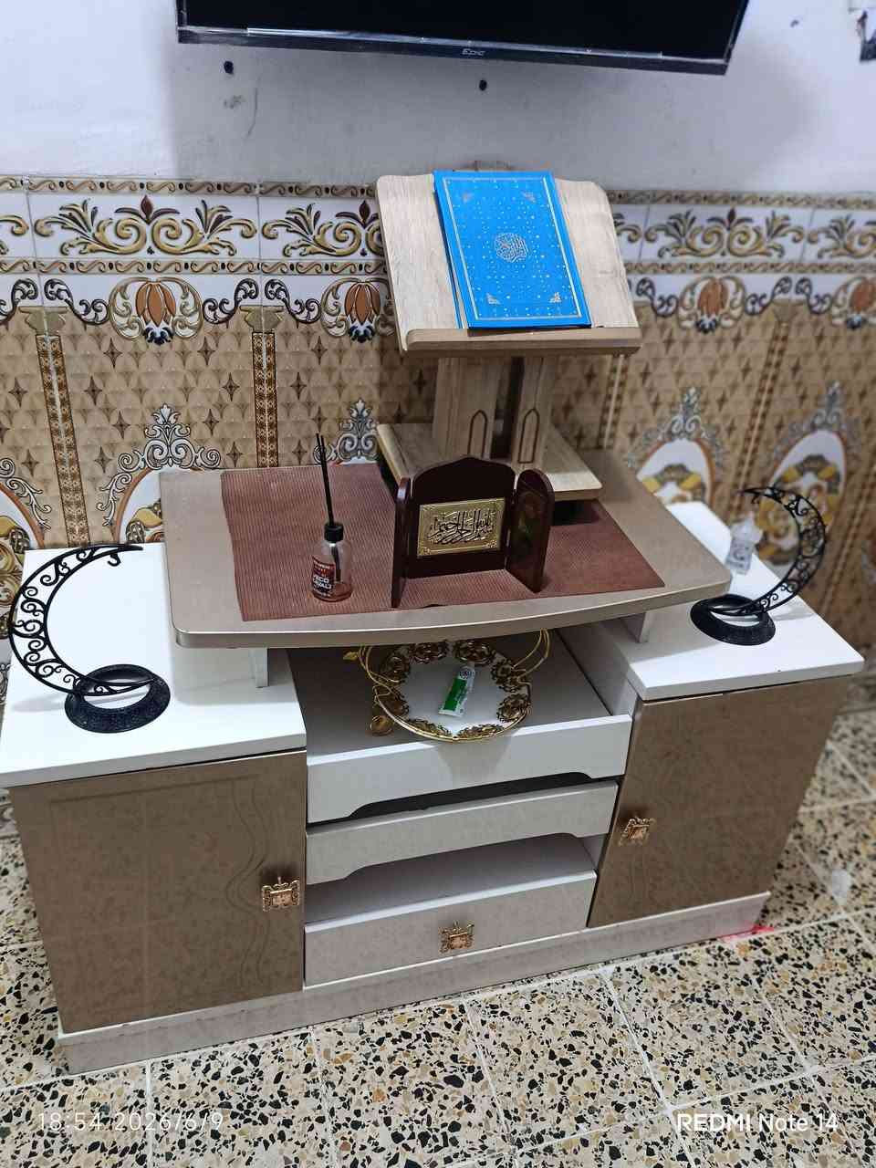 للبيع كرفت نوم متكونه من كنتور ثلاث ابواب. ومرايه.  وميز تلفزيون.  وزاويه تعليك ملابس.  تواصل.  خاص او رقم بس واتساب ***********
