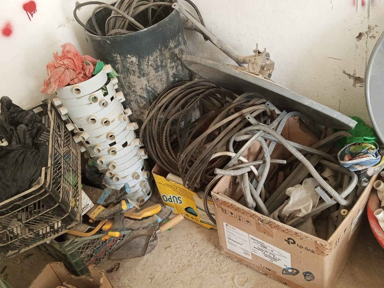 تعزيلات محل منو محتاج هاي لاغراض جوه سعر جمله  كله جديد لعنوان زويرجات رقم *********** ا البيع كولشي يخص منزل
