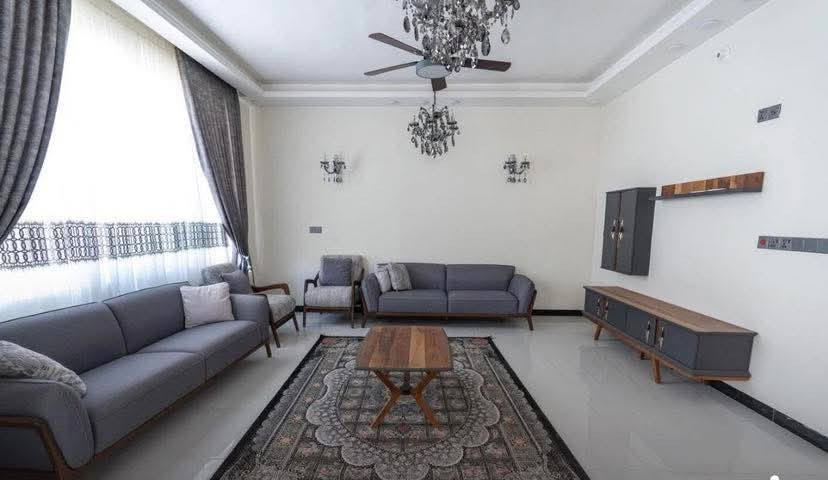 تتوفر بيت  (ڤلة )  عدد (2) متجاورتان غير مطلوب للشركة  يسجل باسم المشتري مباشرة  داخل مجمع الؤلؤة  السكني
وبمواقع مميزة في المرحلة الاولى من المجمع وبمساحة 280 م طابقين وجهة الڤلة 20 م 

تفاصيل الڤيلة ////////

= غرفة نوم مع مجموعة صحية كاملة (سويت) الطابق الارضي
=صالة  مع مجموعة صحية شرقي وغربي.
=استقبال .
=مطبخ .
=منور.
=غرف نوم عدد(3) مع مجموعة
صحية  متكاملة في الطابق الاول
=كراج سيارة وحديقة.

ملاحظة /// سعر البيت يبدأ من 350 وقابل للتفاوض ! مع هدية اثاث مطبخي🌸
بيت العمر يبدأ من جودة البناء
 العنوان
كربلاء المقدسة -  الحر - قرب المستشفى التركي 
***********
