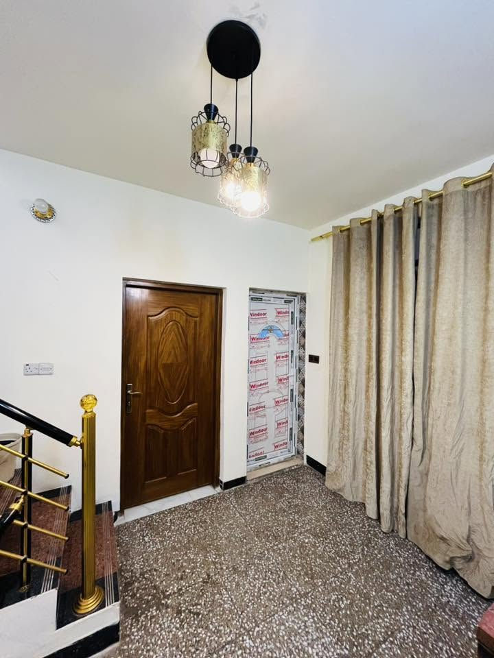 بيت للبيع مساحه 100 متر واجها 6 و75 طابقين كامل فول طابو صرف 

الطابق الأول غرفه نوم +مطبخ +ستقبال + خدمات

الطابق الثاني 2 غرفه نوم كبار  + خدمات+ هـول   الصطح شتايكر 

 مربع ال 4000 قريب من السريع الاستفسار مراسله الصفحه وا الاتصال على الرقم
 ‭***********‬

‭***********‬
