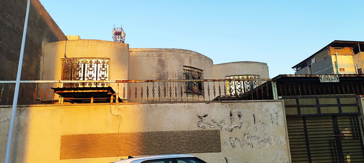 للبيع  ثلاث شبابيك طابق الثاني كما في الصوره نضيفات شبابيك وباب سلايت  وسقيفه ومحجر درج وشقف ثانوي نضيف
***********
