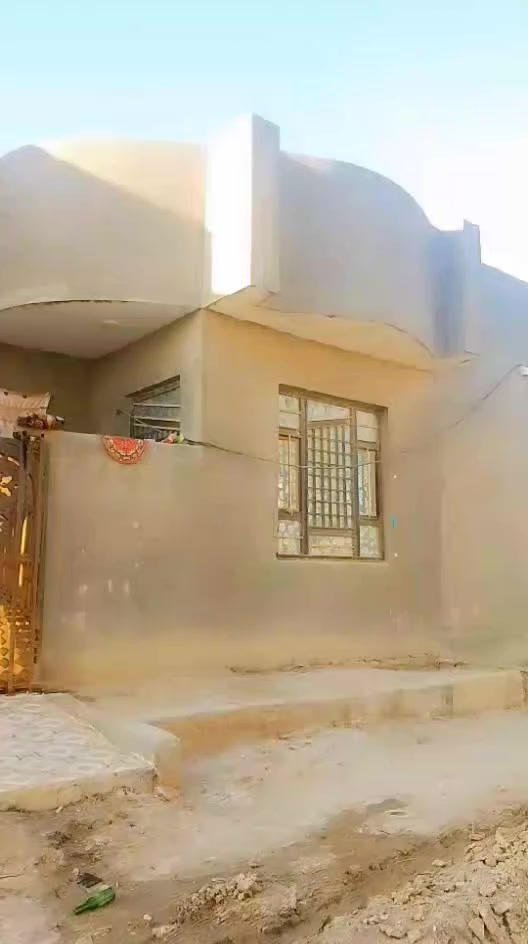 سلام عليكم بيت 150مربع حي العلام يتكون ستقبال صاله غراف 2 مطبخ البيت جاهز اي نقص ما بي ***********
