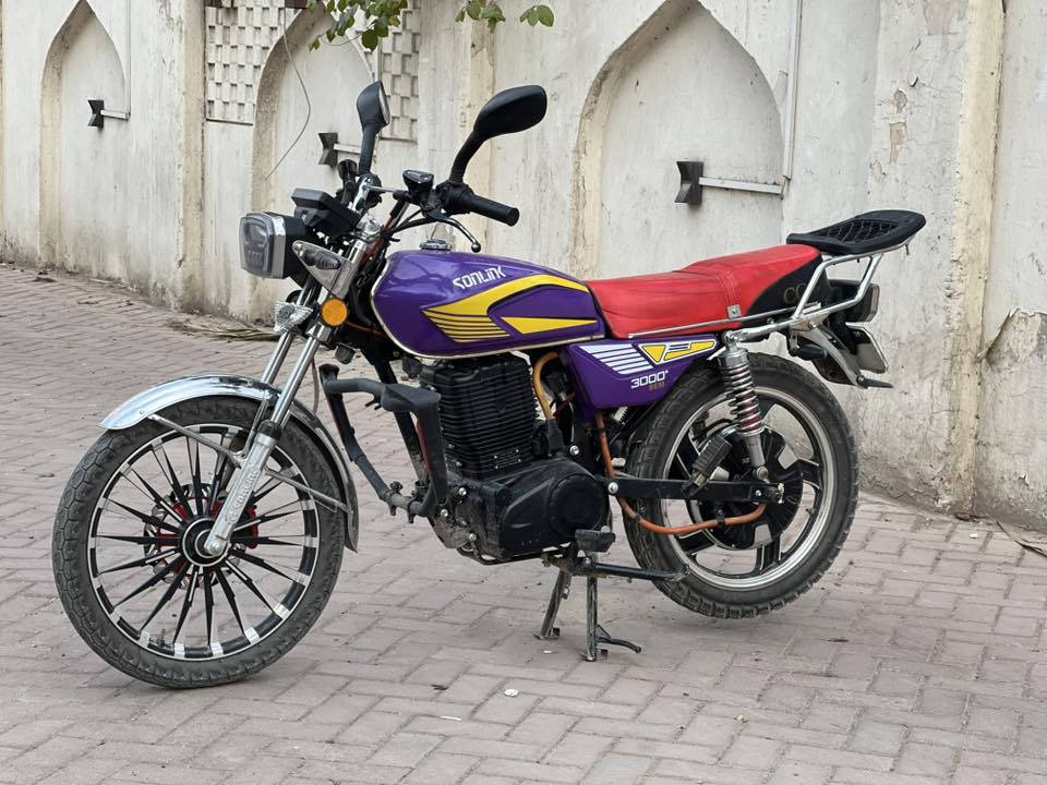 سلامـ عليكمـ  🙋    
       
                   sonlink 
الدراجه إستراد شركة دايوان سيزر مستخدمه إستخدام
قليل وباقيه عل وضع الوكاله أخت الجديده ( طگ كارتون ) 
بطاريه ليثيوم وبحجم 72 V  و  50  AH  وبقدرة الملف 3600 واط 
   إنطلاقـــــــيه مو طبيعيه شرط تشگ الهوىٰ والگـــــــاع
                   صــــــــ🚀ــــــــــاروخ 
ويل كب أمامـي وخلـفي الفرامـــل تعـمل بنـــظام الدســــگ
السرعه إللي بالشاشه تقرأ  106 كم والفعليه مقاربه ل هـــذا
                                 الرقم 
      والمسافه إللي تقطعها الدراجه بالشحنه الواحده
                    من  95  الىٰ  100 كم 
أما إستهلاكه لل شحن بطيئ جداً جداً وين يالا تخــلصه
                              للشحن 

اي استفسار اتصال 

***********
