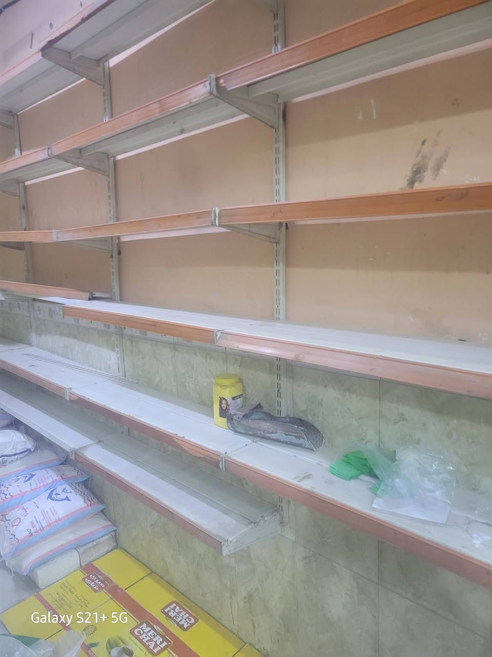 سلام عليكم رفوف للبيع العدد ٣٨ رف مع سجج وحمالات وسفينه  ٦ امتار للبيع مكاني بغداد الإسكان السعر عل خاص او اتصل ***********
