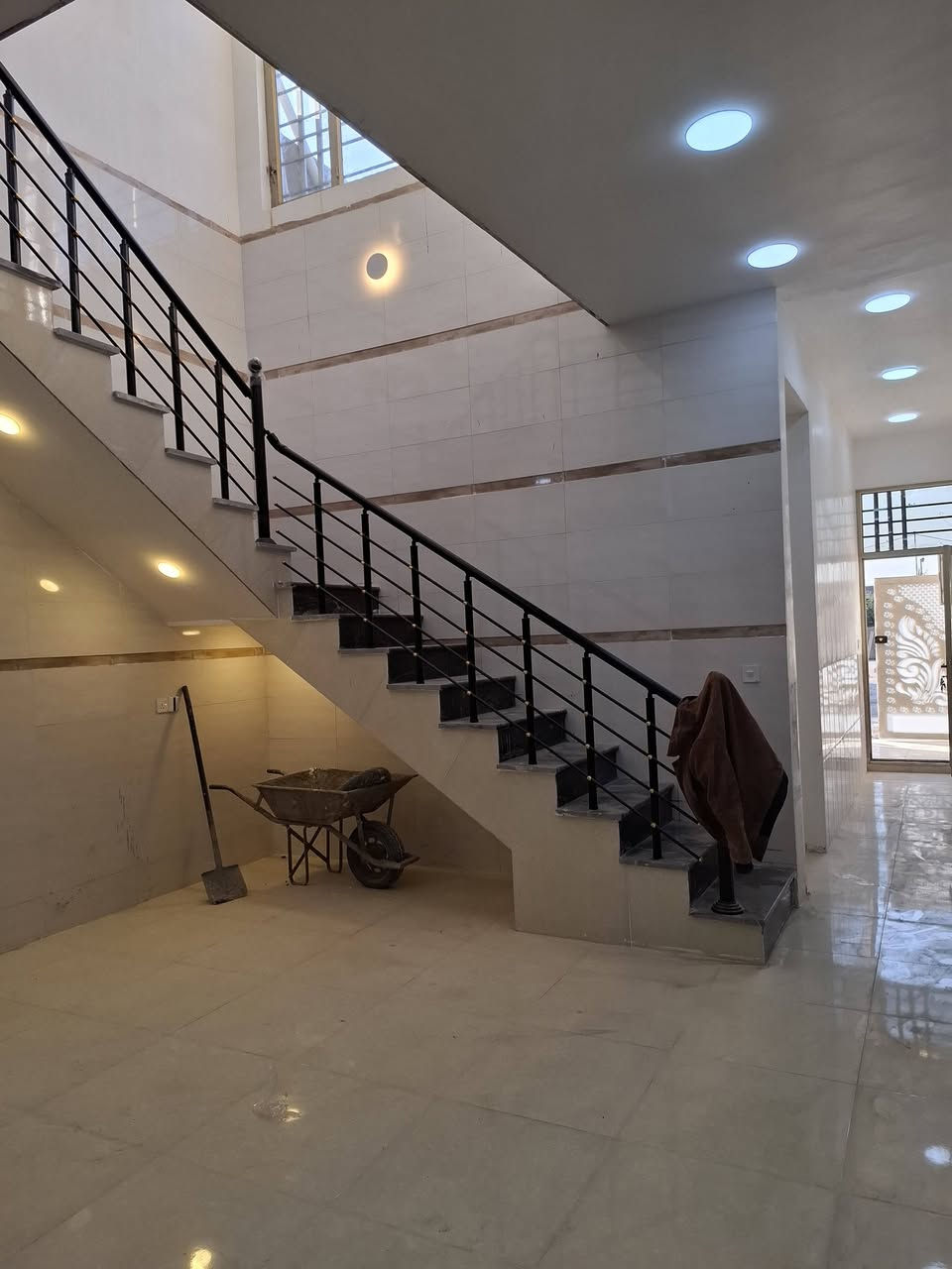 اسلام عليكم بيت للبيع مساحه ٩٠ بلوك بناء درجه اولى بي نقص كم شغله اني اكملها بشارع كريش قريب ع ابو زمن ابو الحلال السعر ٦٢ وبي مجال  ***********
