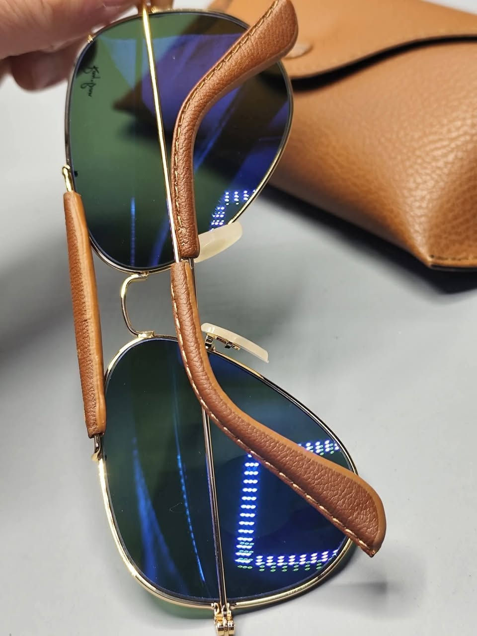 الاجمل والافخم والاندر بشكل مميز  (رايبان)

رايبان 
عدسه زجاج لون مميز
عدسه مزوده بنظام  UV حمايه للعين من الأشعات الضاره
مختمه بل كامل بدن وعدسه
نهاية الذراع مغلف جلد وكذلك الجسر بين العدسات جلد كما ظاهر
 قياس 58  ستندر
 تاتيك مع علبه حافظه للماركه مع كافة المرفقات

سعر النضاره 35 الف شامل أجور التوصيل لجميع محافظات العراق

للحجز التواصل على الخاص ( ترسل رقمك وعنوانك الكامل )

اضغط على متابعه للصفحه ليصلك كل ما هو جديد ومميز 
من متجر الاقتناء والهدايا الفخمه ( انس براند للاناقه العامه )


**إذا كنت صاحب هذا الإعلان وتريد حذفه لأي سبب، رجاءا أرسل رسالة إلى الدعم الفني**