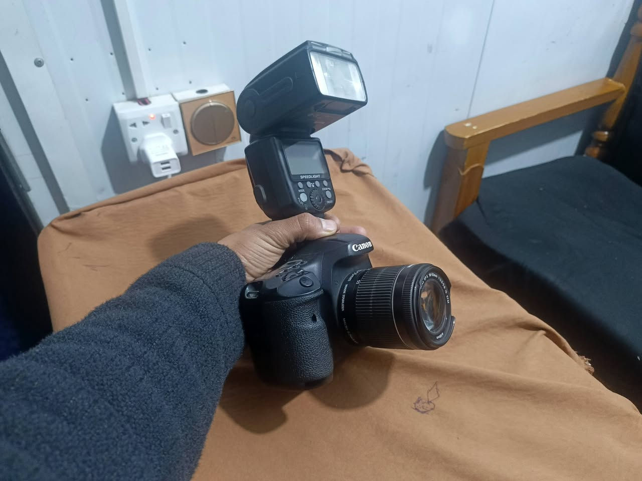 كامرة كانون 7d نظافة 90 بالمية شغالة بس نقصها بطارية ، شاحنتها موجودة وياها زوم صغير وفلاش صور ، وجنطتها وياها، السعر 500 وبيها مجال بسيط للشراي مكاني واسط الصويرة


**إذا كنت صاحب هذا الإعلان وتريد حذفه لأي سبب، رجاءا أرسل رسالة إلى الدعم الفني**