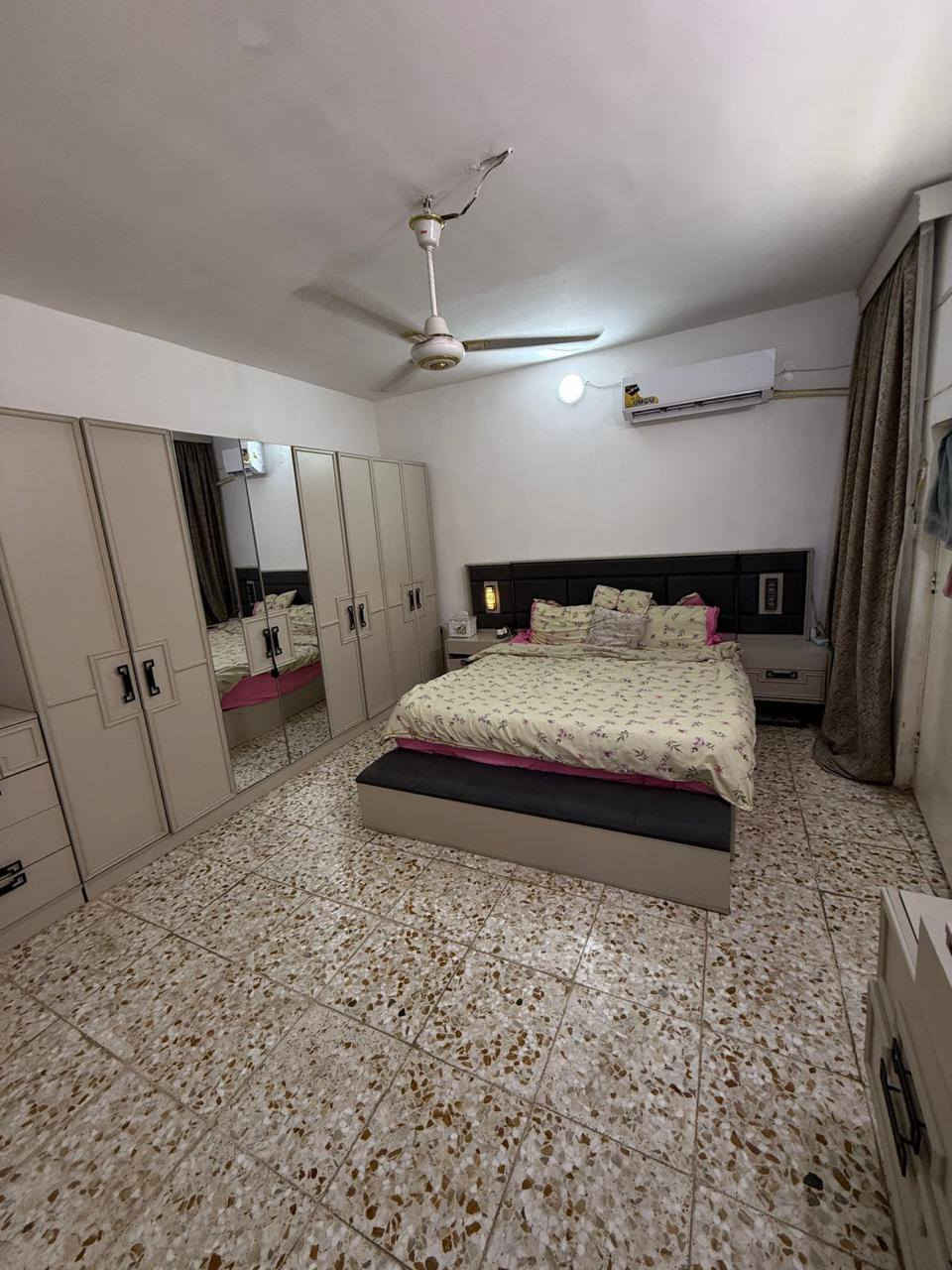 🏠 بيت 50 متر بسعر ٥١ مليون 
بيت بلوفاء شارع ١٥ تبليط قرب بانزين خانه مساحه ٥٠ متر خلفي دولان طابقين يتكون طابق الاول  غرفت نوم وصالة وحمام وطابق 2غرفه ومطبخ وحمام   بناء شيلمان بيع مباشر اني صاحب البيت تواصل وتساب ***********
