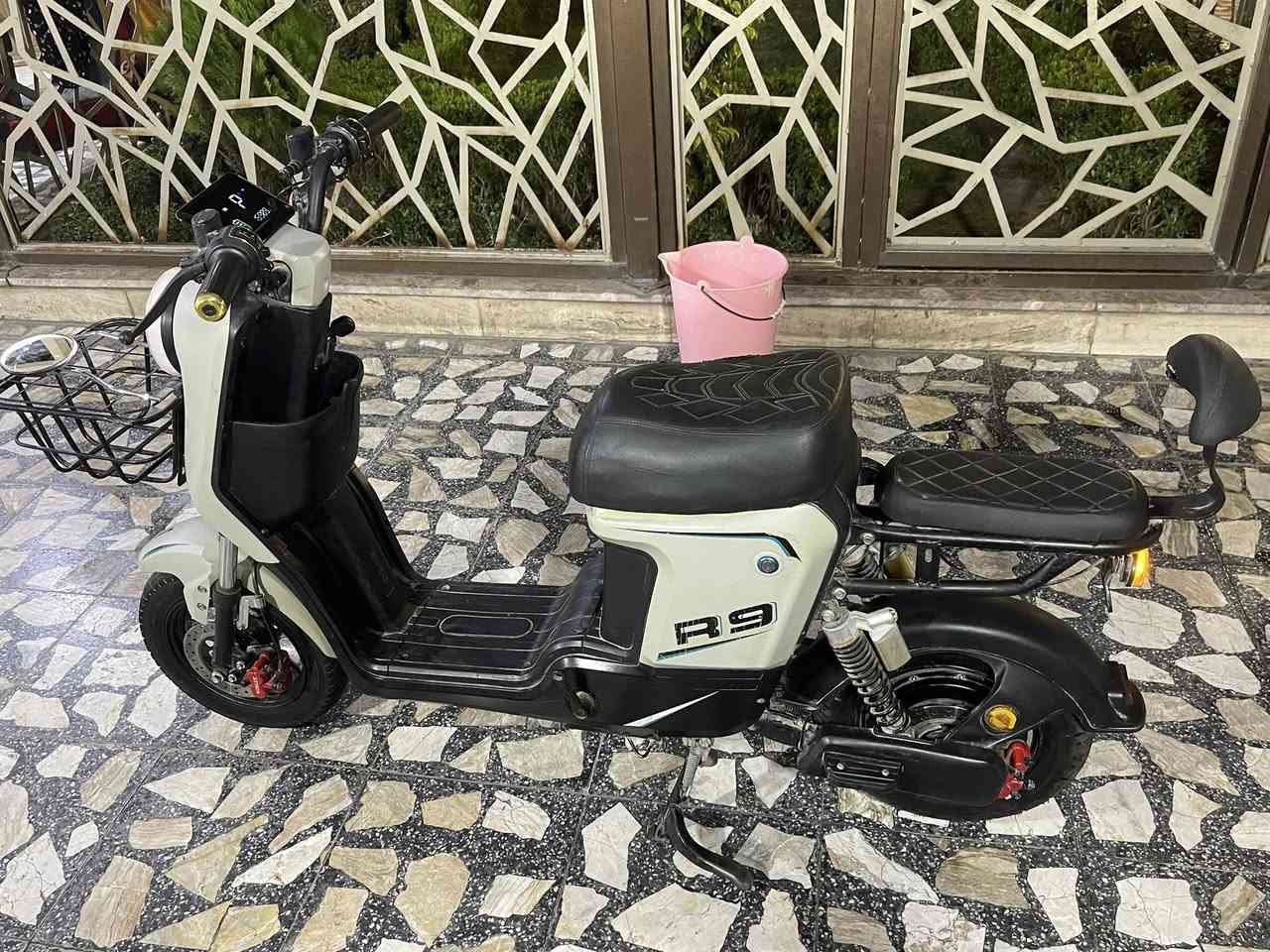 سلام عليكم دراجه شحن R9 جديده والنشافه ما شاءالله تبارك الرحمان والسعر 400 بيه مجال بسيط  المكان بغداد الكماليه الشراي يراسل عله هاذ الرقم***********
