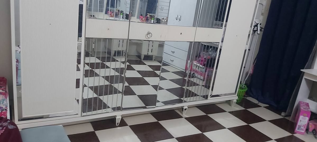 السلام عليكم غرفه نوم للبيع تركي السعر ٦٠٠٠٠٠ ألف وبيها مجال رقم الموبايل ***********
