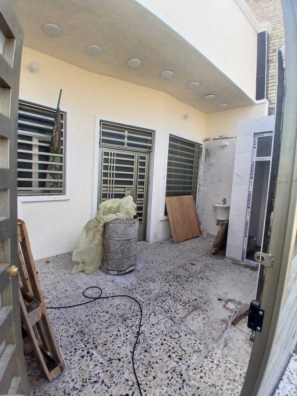 بيت طابقين بناء جديد فارغ ١٢٥ م٢ للبيع الزعفرانية الامانة شغل درجة اولى باشراف هندسي كماموضح بالصور الطابق الارضي غرفة نوم ومنور وحمام وصالة كبيرة واستقبال ومطبخ وطارمة وحمام خارجي والطابق العلوي غرفة نوم وحمام وصالة كبيرة وسطحين تسلسل العقار ١٠١٦ /٩ حي الامانة موبايل واتساب ***********
