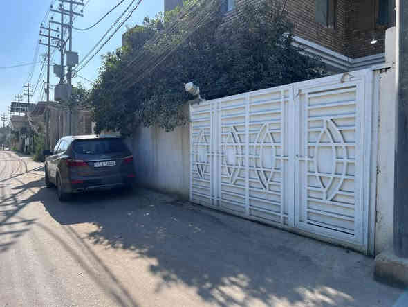 دار للايجار (كربلاء باب بغداد قرب فندق البارون )
منطقه عكد الزريكه مساحه 300م
يحتوي على غرف عدد 2/ مطبخ و استقبال وصاله 
يصلح سكن او شركه او مجموعه استثمارية 
للستفسار
 ***********
***********
