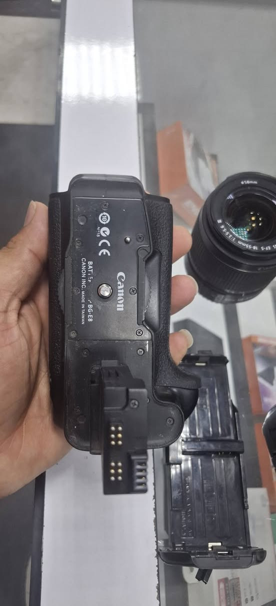 للبيع 📸
كاميرا Canon EOS 700D
نظيفة جدًا وبحالة ممتازة
المواصفات والملحقات:
شاشة لمس قلاب
عدسة أصلية 18-55
عدسة 75-300 كانون 
شاحن
بطارية عدد 2
كرب يحمل 2 بطاريات
رام 16GB
السعر: 650


**إذا كنت صاحب هذا الإعلان وتريد حذفه لأي سبب، رجاءا أرسل رسالة إلى الدعم الفني**