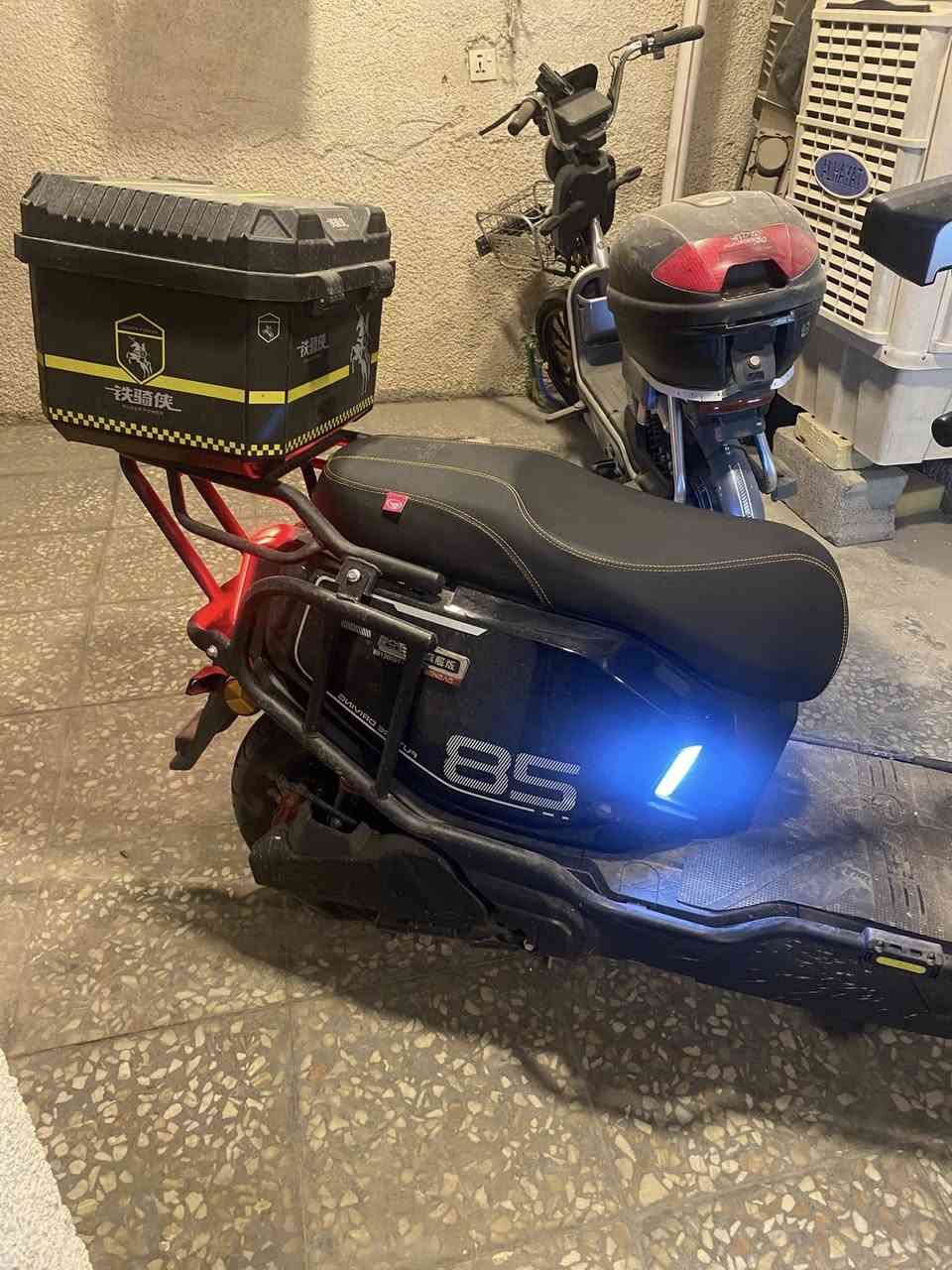 السلام عليكم من رخصة الادمن المحترم
دراجة صاعقة للبيع 2026 

4 كير 

سرعة 75 حقيقي 

مثبت سرعه 

مانع تزحلق 

انارة led 

6 باتري المسطره 

صندوق اضافي واسع 

بريكات دسكات 

دراجة جديدة كلش مصار كم شهر من جبتها نظيفة جدا ومحافظ عليها وشحن منتظم 

سعرها 850 الف وبيها مجال للطيبين 

مكاني بغداد / العامرية 

***********
