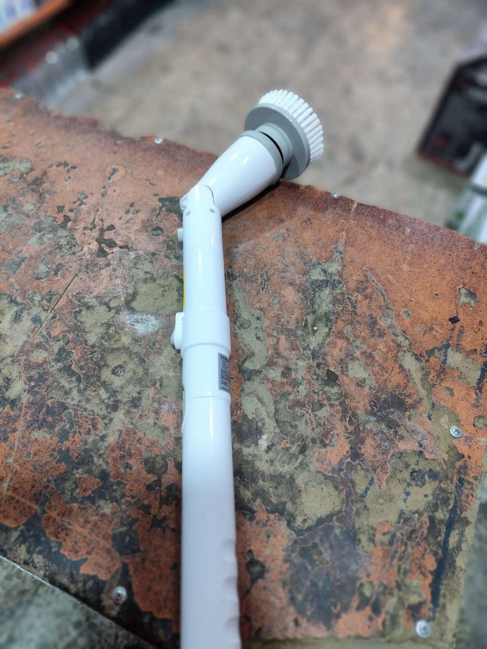 السعر 35 الف 
نوع التنظيف: فرشاة دوارة لاسلكية مناسبة لتنظيف الحمام والمطبخ والبلاط.
الملحقات: تأتي مع 4 رؤوس فرشاة قابلة للتبديل لأغراض مختلفة (زاوية، مسطحة كبيرة، مستديرة كبيرة، مسطحة صغيرة).
البطارية والتشغيل: تعمل ببطارية قابلة للشحن توفر ما يصل إلى 1.5 ساعة من التنظيف المستمر بعد شحنها.
التصميم: تتميز بمقبض قابل للتمديد لتنظيف الأماكن التي يصعب الوصول إليها دون الحاجة للانحناء.


**إذا كنت صاحب هذا الإعلان وتريد حذفه لأي سبب، رجاءا أرسل رسالة إلى الدعم الفني**