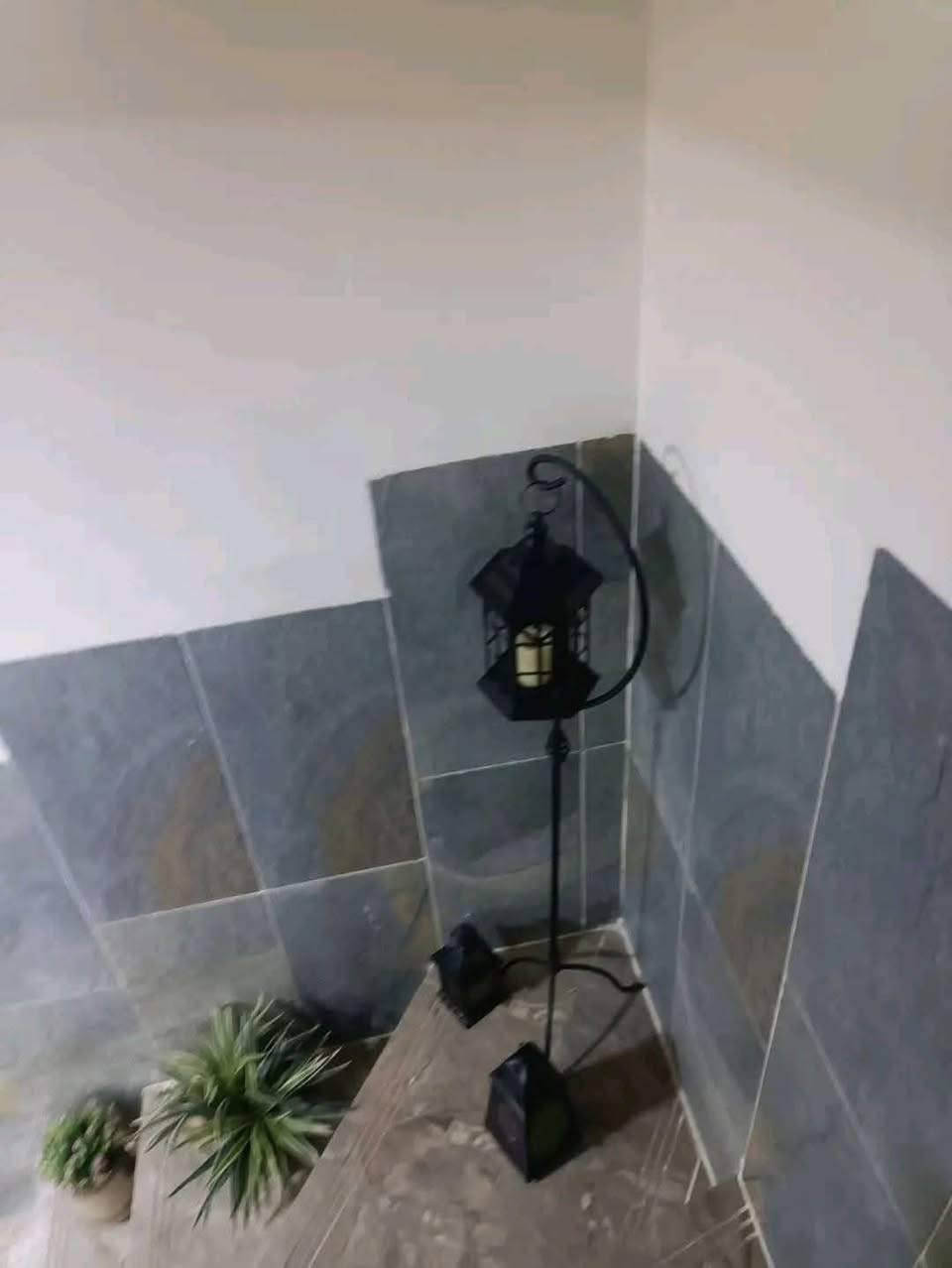 دور الزراعة
دار للبيع مساحة ١٣٠ طابقين
إستقبال. مطبخ معزول .. صاله عدد ٢
٣ غرف نوم . صحيات داخلية وخارجيه .. بيتونه طابق ثالث
موصفات الدار
نقوش مغربي .. أرضية مع درج بورسلين .. جص وبورك كل الدار ..
الواجة طراز تركي وحجر حلان 
نضام كاميرات .. مزود نضام طوارئ .. نضام سبالت
عرض الشارع ١٢ متر
نوع العقار طابو زراعي سند ٢٥ رسمي
العنوان بعقوبة تقاطع القدس دور الزراعة الثانية
خدمات كامله ماء مجاري تبليط كهرباء حتى اناره شارع

ملاحظة ؛؛ بيع البيت مع الاغراض وحسب الرغبه

للأستفسار أكثر اتصل على الأرقام التالية او على الخاص
وسام اللهيبي ***********
ياسر فارس حسين ***********

مكتب الجزيرة لبيع وشراء الأراضي والدور السكنية
