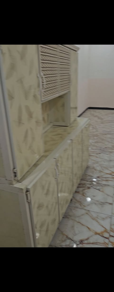 اغراض ...مكاتب .....كونفيرات .....كرسي انتضار ثلاثي ....كاونتر مطبخ ....صندوق اسعافات اولية...علما كلها شغالة ونظيفة جدا.....للاتصال ***********....بغداد ....شارع الداخل....
