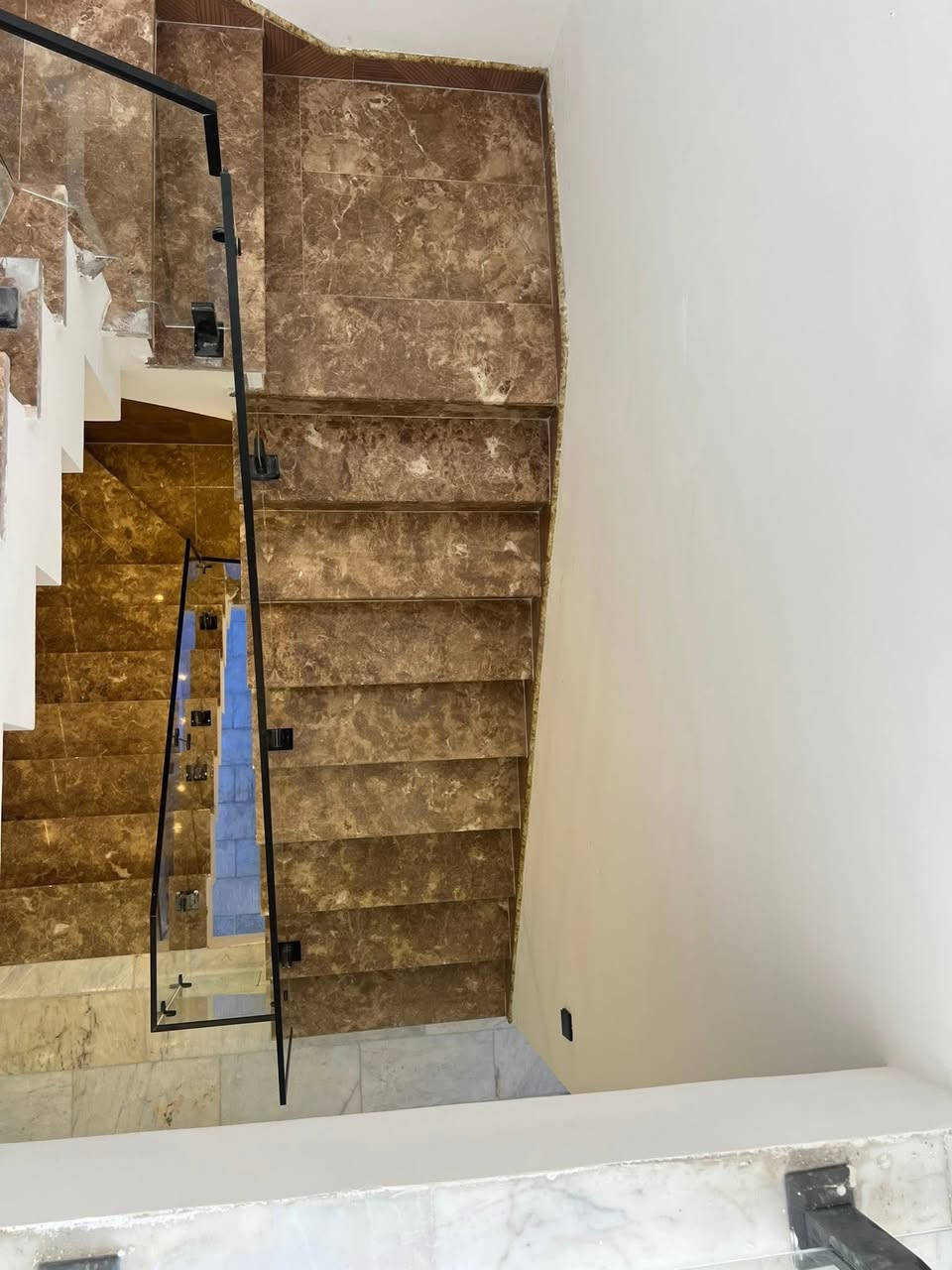 بسم الله الرحمن الرحيم 

مهند الغريري للوساطه العقاريه دوماً نحو الافضل 

للبيع في السيديه مربع التصنيع خلف شارع ٢٠ تصنيع 
الاول وقرب مدرسه فجر الحريه 

لعشاق الفخامه والتميز  لبيع دار 🏠 مساحه ١٦٨ متر 

جبهة ٨نزال ٢١ بناء ٢٠٢٥ زيرو ممسكون بناء درجه اولى 

اعلى مواصفات والكوالتي 

يحتوي الدار 🏠 كراج يتسع سياره 

مطبخ صاله هول شلال وجلسه داخليه 

خدمات وغرفه نوم سويت 

الطابق الثاني 

٣ غرف نوم وخدمات وغرفه سويت 

الطابق الثالث ١ غرف نوم سويت وخدمات 

الدار 🏠 باب 🚪 قاصه شبابيك الامنيوم 

بيبان خشب تركي درجه اولى اناره بروفايل ديكورات 

شغل متعوب عليه 

مجموع الغرف ٥ وخدمات ٦ 

للستفسار ومعاينه العقار الاتصال 

او زياره المكتب 

مهند الغريري للوساطه العقاريه السيديه 

شارع العلوه 
مقابيل مدرسه حلم الغد الاهليه وقرب مطعم سماش 

***********
