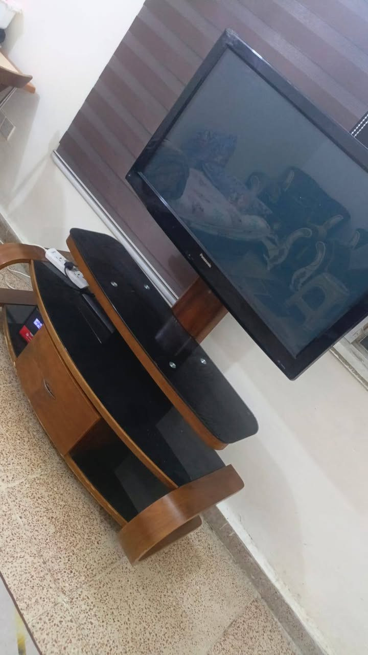 شاشة بانسونك ( ياباني اصلية ) حجم ٤٢ وبالاحجام هسه ٤٨ هيه والميز بدون نت سعرها ١٧٥ الف وبيها مجال ... المكان بغداد الكرخ 
***********
