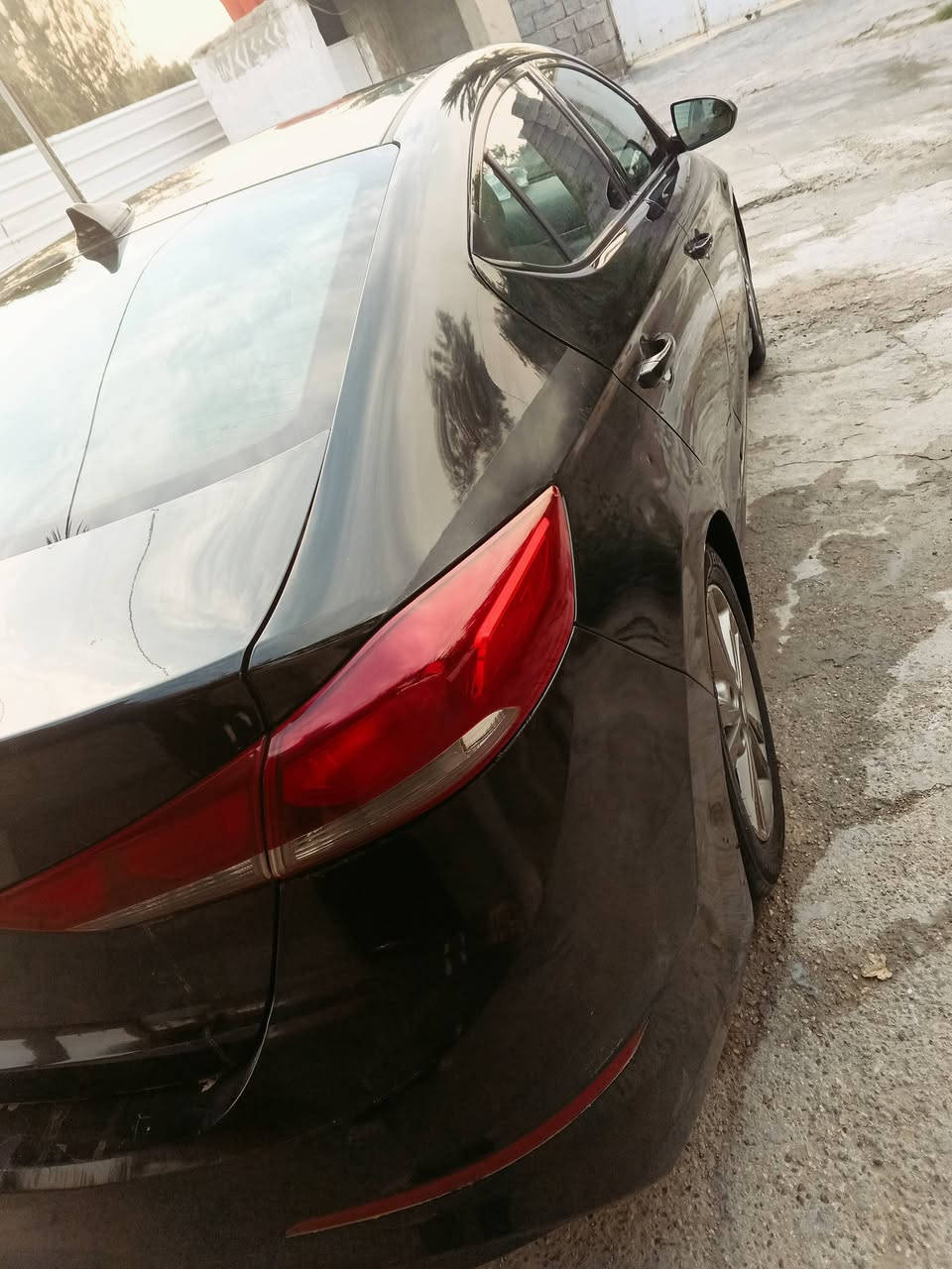 سلام عليكم النتره  موديل 17امريكي رقم بغداد الجديد هزه جديده سنويه ال 31 بيها اربع قطع  فول مواصفات فتحه بصمه كير مكينه كفاله ماشيه 90 المكان بغداد ابو غريب السعر 120 وبيها مجال  ***********
