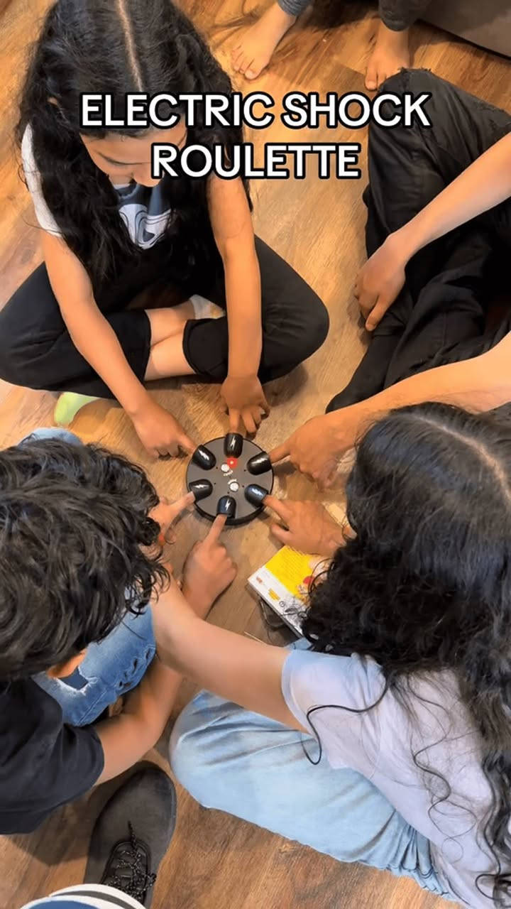 عروض على 15 الف شامل التوصيل للطلب واتساب  *********** 
عنوان ورقم ارقب نقطه داله

لعبة الروليت الكهربائية – تحدي الصعقة

الاستخدامات:

لعبة جماعية مثيرة للتسلية والتحدي بين الأصدقاء.

مثالية للحفلات، التجمعات العائلية أو التحديات الممتعة.

تضيف جو من الإثارة والضحك بفضل عنصر المفاجأة في الصعقة الكهربائية الخفيفة.

المميزات:

وضعان للعب:

1. Lucky Mode – اختيار عشوائي للاعب الذي سيتلقى الصعقة.
2. Roulette Mode – أضواء تدور وتحدد اللاعب غير المحظوظ.

تستوعب من 2 إلى 6 لاعبين.

آمنة للاستعمال (صعقة كهربائية خفيفة غير مؤذية).

تصميم بقاعدة مع أكواب شفط للتثبيت على الطاولة أثناء اللعب.

سهلة التشغيل بزر واحد فقط (Start).

محتويات الصندوق:

جهاز لعبة الروليت الكهربائية.

غطاء بطارية.

دليل الاستخدام.

الملاحظات:

تعمل بـ 3 بطاريات AA (غير مشمولة).

غير مناسبة للأطفال دون 14 سنة.

يُمنع استخدامها من قبل مرضى القلب، أو من لديهم جهاز تنظيم ضربات القلب، أو مشاكل صحية عصبية.

